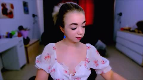 Snapshot of blinkofeyess chatting on 09.20.25 Nicole online show from 09.20.25