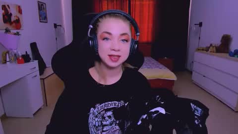 Snapshot of blinkofeyess chatting on 10.08.25 Nicole online show from 10.08.25