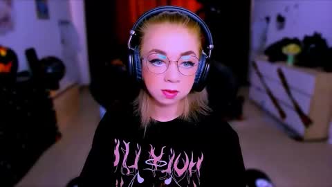 Snapshot of blinkofeyess chatting on 10.18.25 Nicole online show from 10.18.25