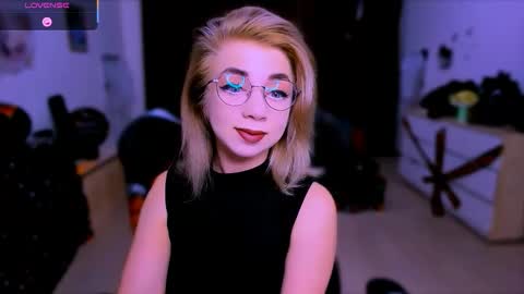 Snapshot of blinkofeyess chatting on 10.23.25 Nicole online show from 10.23.25