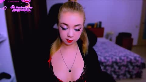 Snapshot of blinkofeyess chatting on 11.22.25 Nicole online show from 11.22.25