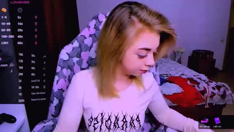 Snapshot of blinkofeyess chatting on 11.25.25 Nicole online show from 11.25.25