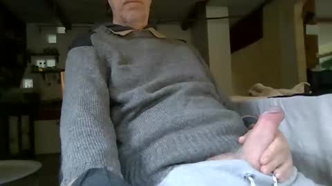 Snapshot of blomkuk chatting on 10.29.25 blomkuk online show from 10.29.25