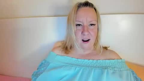 Snapshot of blonde_angel20 chatting on 11.21.25 Nicole online show from 11.21.25