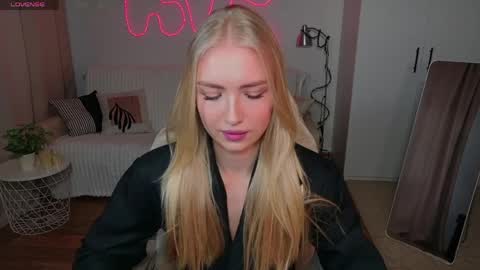 Snapshot of blonde_vibe chatting on 04.04.26 Nessa online show from 04.04.26