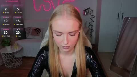 Snapshot of blonde_vibe chatting on 04.27.26 Nessa online show from 04.27.26