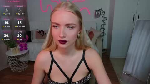 Snapshot of blonde_vibe chatting on 04.30.26 Nessa online show from 04.30.26