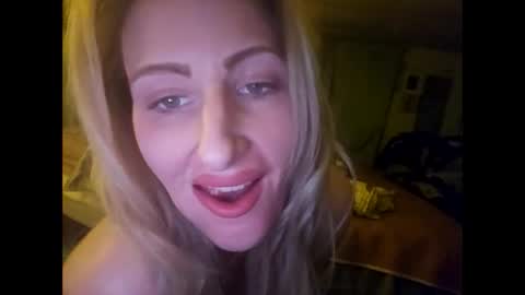 Snapshot of blondebellaaa3 chatting on 01.08.25 Gia online show from 01.08.25