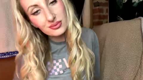 Snapshot of blondebellaaa3 chatting on 02.28.25 Gia online show from 02.28.25