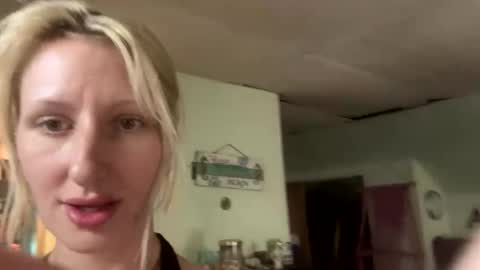 Snapshot of blondebellaaa3 chatting on 09.16.25 Gia online show from 09.16.25