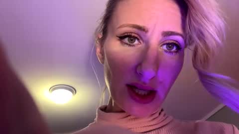 Snapshot of blondebellaaa3 chatting on 11.15.25 Gia online show from 11.15.25