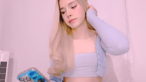 Snapshot of blondetwinkcum19 chatting on 12.30.24 zoey madisson 3 online show from 12.30.24