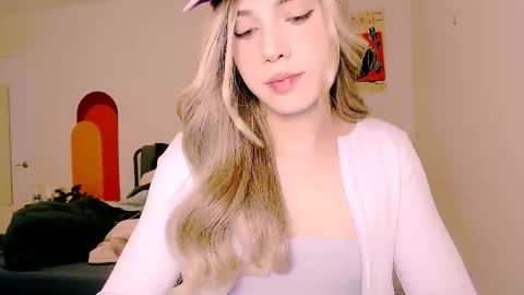 Snapshot of blondetwinkcum19 chatting on 12.18.25 zoey madisson 3 online show from 12.18.25