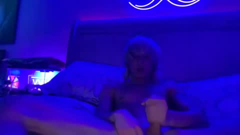 Snapshot of blondezombieboi chatting on 01.04.25 blondezombieboi online show from 01.04.25