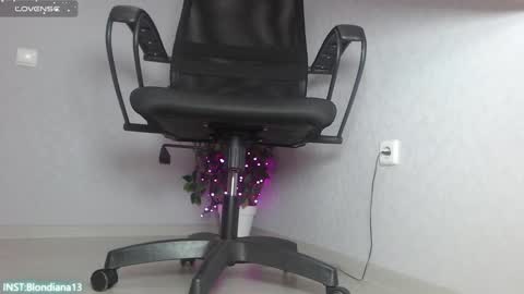 Im Di. I smell naked even when Im dressed. online show from 12.24.24