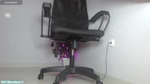 Im Di. I smell naked even when Im dressed. online show from 12.24.24