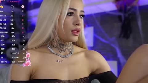 Snapshot of blondie_muller chatting on 10.29.25 blondie_muller online show from 10.29.25