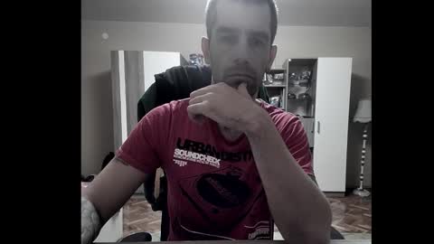 Snapshot of blue_eyed_wolf chatting on 11.26.25 Runaway online show from 11.26.25