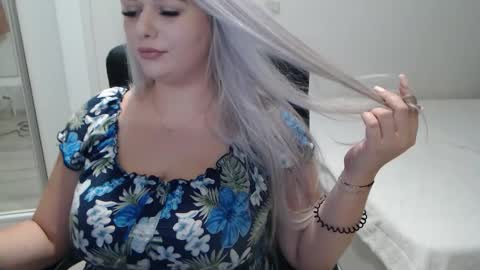 Snapshot of blue_eyes96 chatting on 10.09.25 Juliet online show from 10.09.25