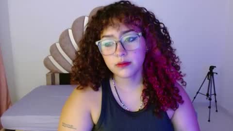 Snapshot of blueevelvet chatting on 09.29.25 Bluee online show from 09.29.25