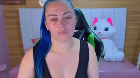 Snapshot of bluemia_a chatting on 01.10.26 Mia online show from 01.10.26