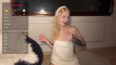 Snapshot of blushandburn chatting on 11.09.25 Delle online show from 11.09.25