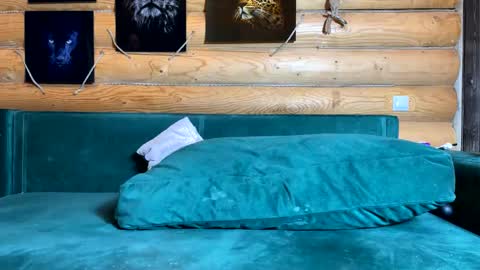 Nail and Olivia online show from 12.03.25