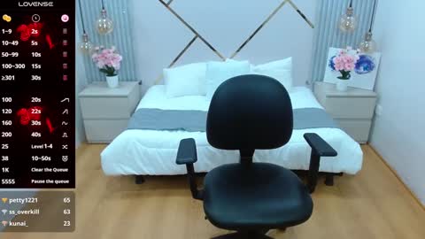 Snapshot of bom_bomx chatting on 01.09.25 Paris online show from 01.09.25