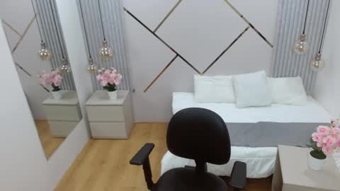 Snapshot of bom_bomx chatting on 02.13.25 Paris online show from 02.13.25