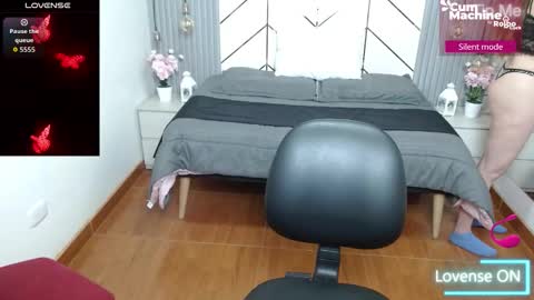 Snapshot of bom_bomx chatting on 10.06.25 Paris online show from 10.06.25