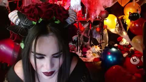 Snapshot of bom_bomx chatting on 10.31.25 Paris online show from 10.31.25