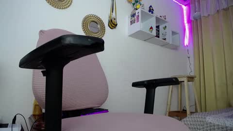 Soffy Brooks Independent model online show from 01.04.25