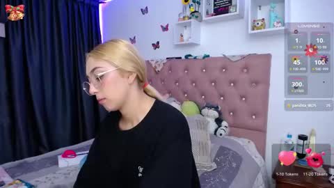 Soffy Brooks Independent model online show from 01.16.26