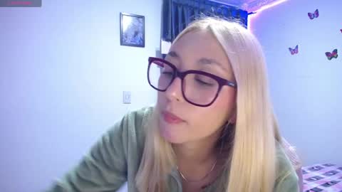 Soffy Brooks Independent model online show from 04.18.26