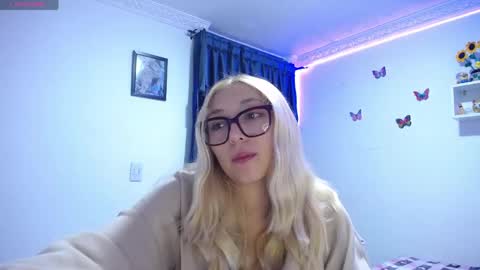 Soffy Brooks Independent model online show from 04.22.26