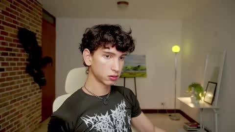 Snapshot of boream_ chatting on 10.07.25 Bream online show from 10.07.25