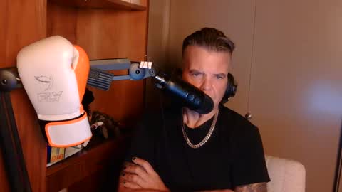 Snapshot of boss1420 chatting on 10.11.25 BOSS online show from 10.11.25