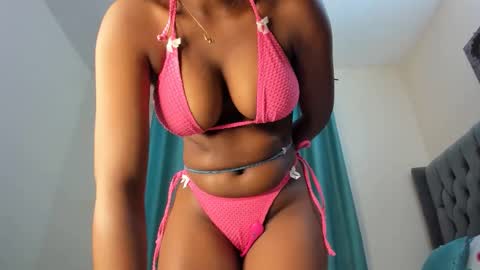 Snapshot of bouncy_booty677 chatting on 10.01.25 bouncy_booty677 online show from 10.01.25