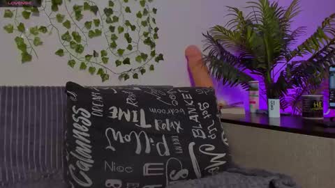 Snapshot of bravomaestro chatting on 11.23.25 Johny Bravo online show from 11.23.25