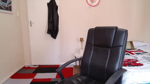 Snapshot of brendansexyboy098754 chatting on 02.26.26 ask me lol online show from 02.26.26