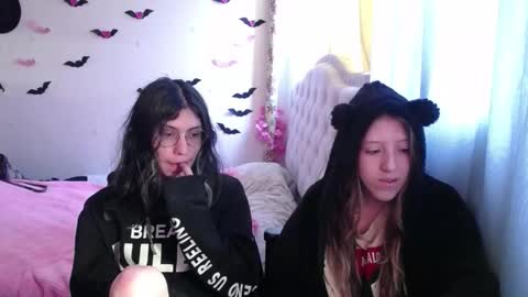 Snapshot of briarandblair chatting on 11.06.25 briarandblair online show from 11.06.25