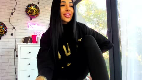 Snapshot of britney_charm chatting on 10.17.25 britney_charm online show from 10.17.25