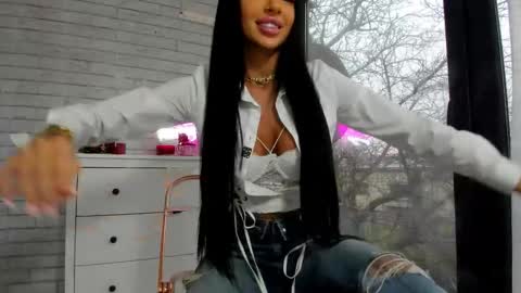 Snapshot of britney_charm chatting on 12.03.25 britney_charm online show from 12.03.25