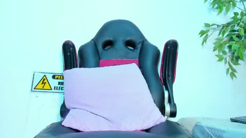 Snapshot of briyit_doll chatting on 02.18.25 BRIYIT online show from 02.18.25