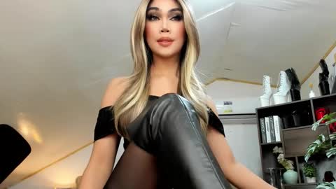 Snapshot of brooke_lynnhyts chatting on 10.04.25 Brooke Shimmers IG online show from 10.04.25