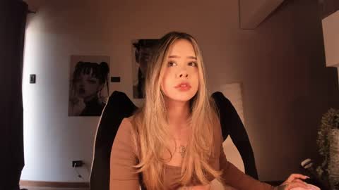 Nat  Independent model  Please help me to reach 200 thumbs up online show from 03.28.26