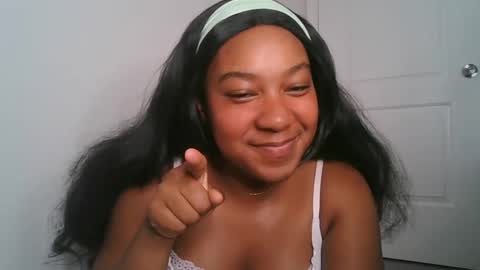 Snapshot of brownsugarcutie3 chatting on 10.19.25 Brownsuagrcutie online show from 10.19.25