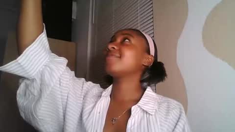 Snapshot of brownsugarcutie3 chatting on 10.27.25 Brownsuagrcutie online show from 10.27.25