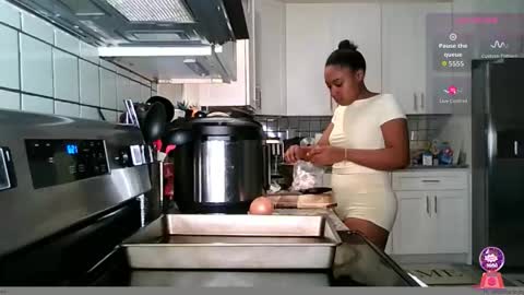 Snapshot of brownsugarcutie3 chatting on 12.15.25 Brownsuagrcutie online show from 12.15.25