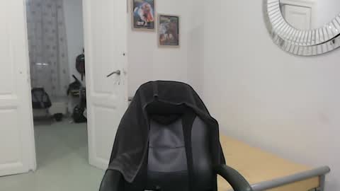 Snapshot of brucemf chatting on 01.04.25 Bruce online show from 01.04.25